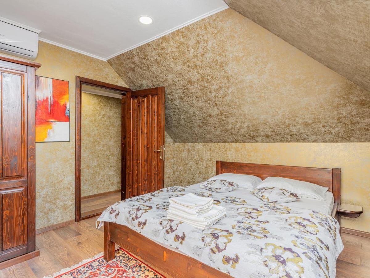 Casa Saraste Hotel Risnov Bagian luar foto