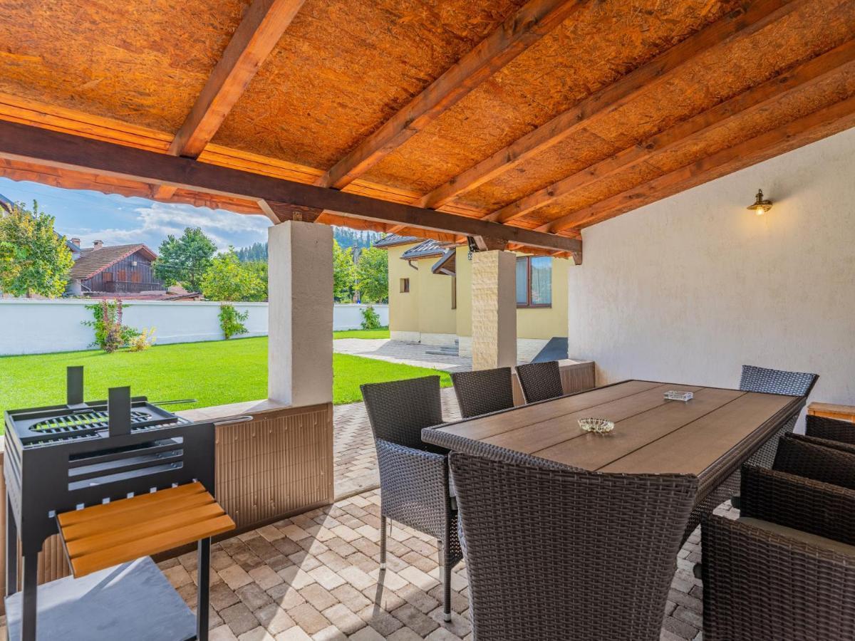 Casa Saraste Hotel Risnov Bagian luar foto