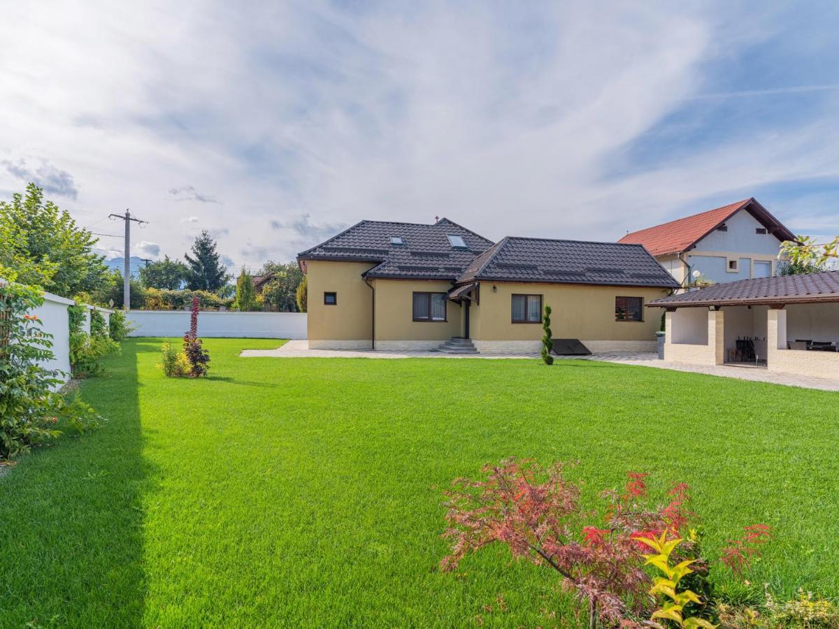 Casa Saraste Hotel Risnov Bagian luar foto
