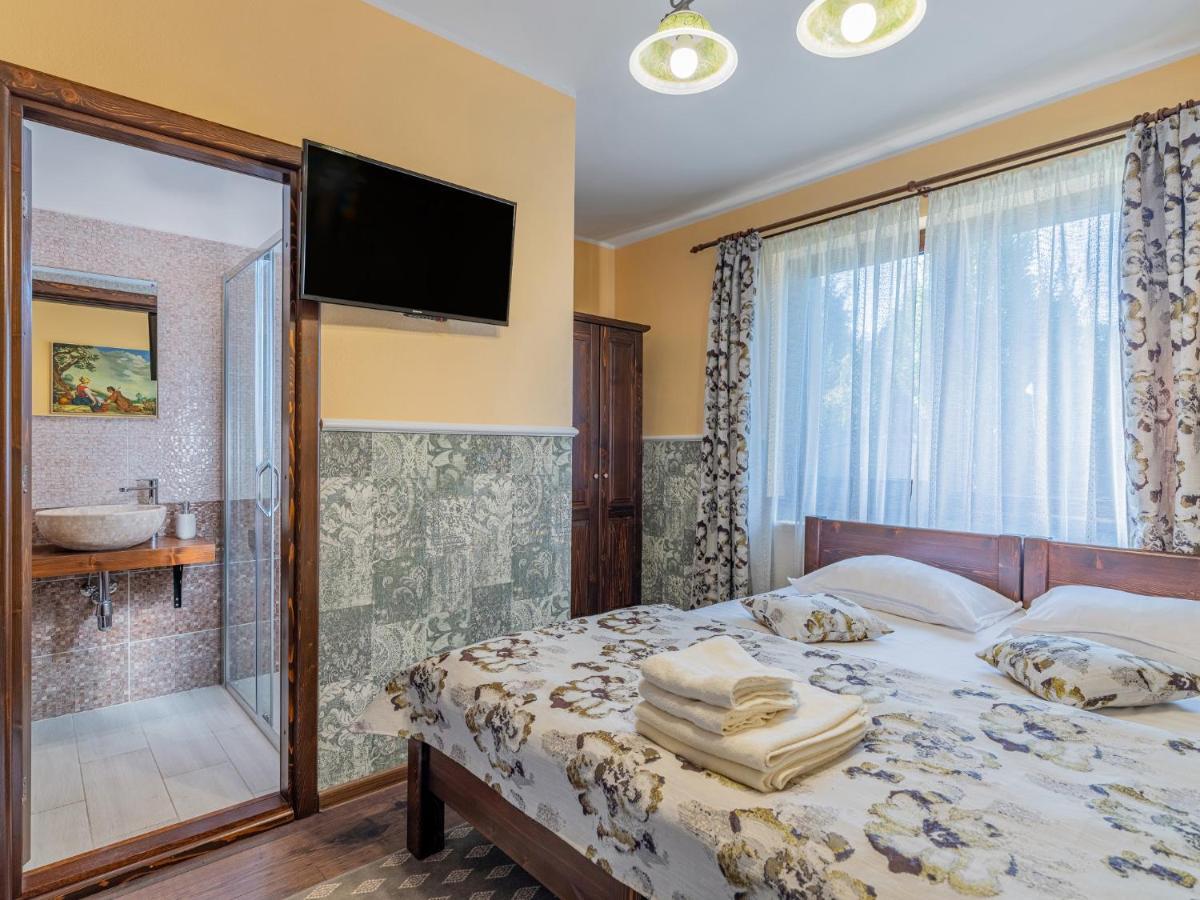 Casa Saraste Hotel Risnov Bagian luar foto