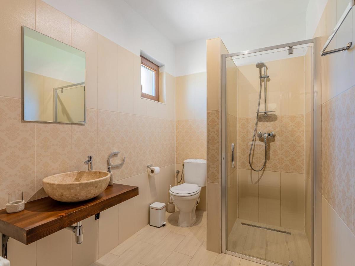 Casa Saraste Hotel Risnov Bagian luar foto