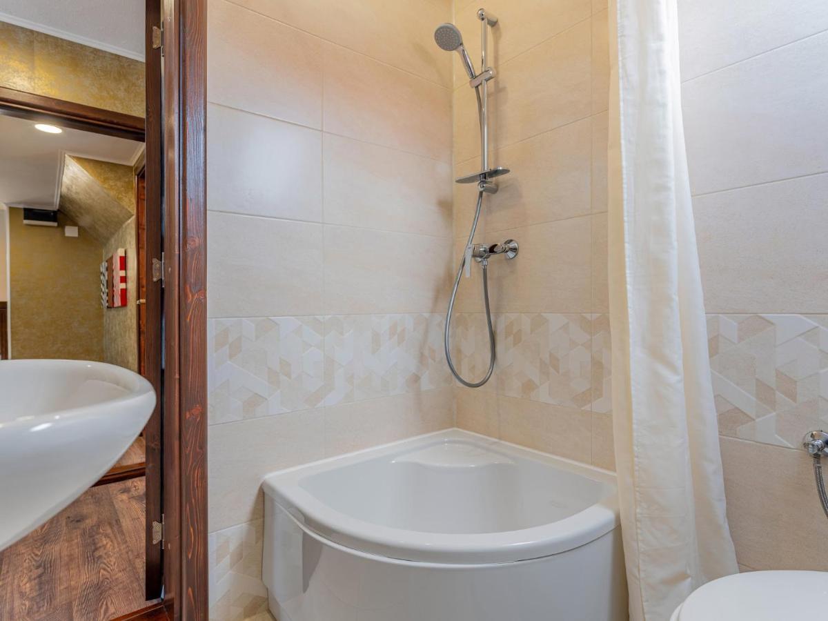 Casa Saraste Hotel Risnov Bagian luar foto