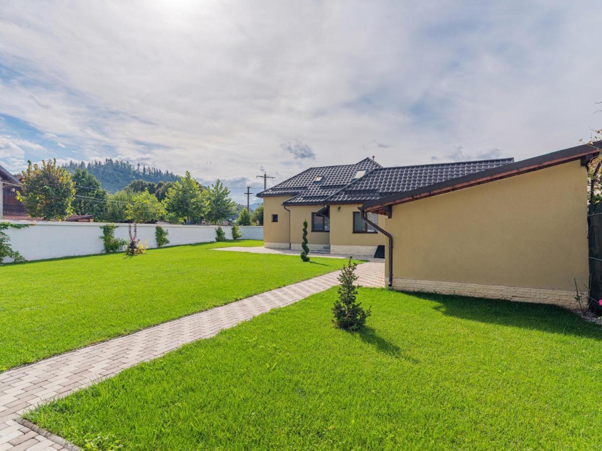 Casa Saraste Hotel Risnov Bagian luar foto